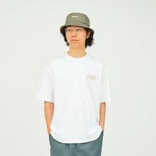 將圖片載入圖庫檢視器 FRESH SERVICE Corporate Printed S/S Tee "On Lines" (White/Greige)