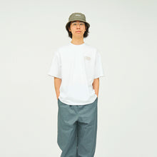 將圖片載入圖庫檢視器 FRESH SERVICE Corporate Printed S/S Tee "On Lines" (White/Greige)