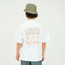 將圖片載入圖庫檢視器 FRESH SERVICE Corporate Printed S/S Tee "On Lines" (White/Greige)