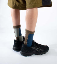 將圖片載入圖庫檢視器 NOZZLE QUIZ Patchwork Crew Socks (Patch Ocre)
